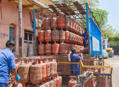unloading-cooking-gas-cylinders